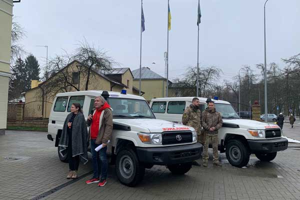 Дві Toyota для евакуації поранених